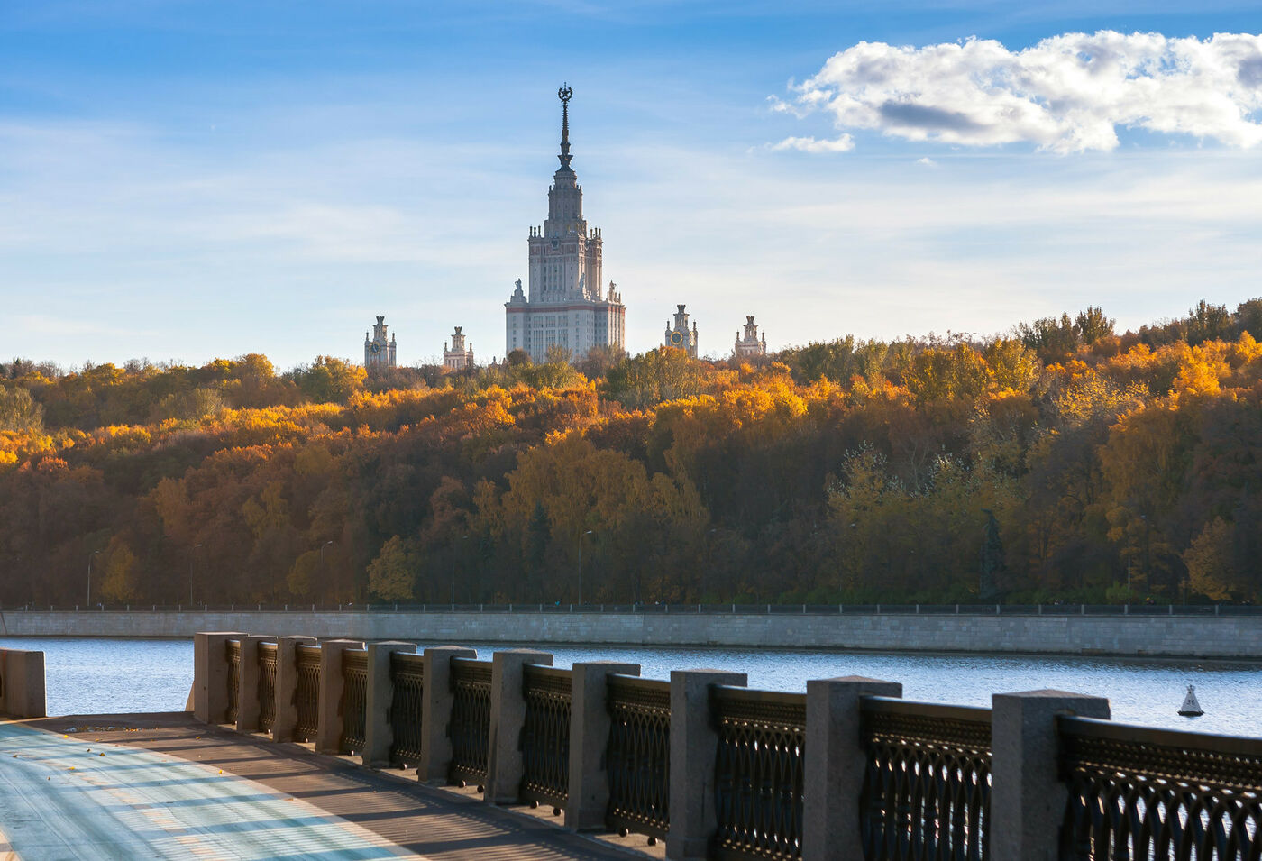 Приглашаем учащихся 7-11 классов принять участие в Осенней олимпиадной школе по физике в СУНЦ МГУ