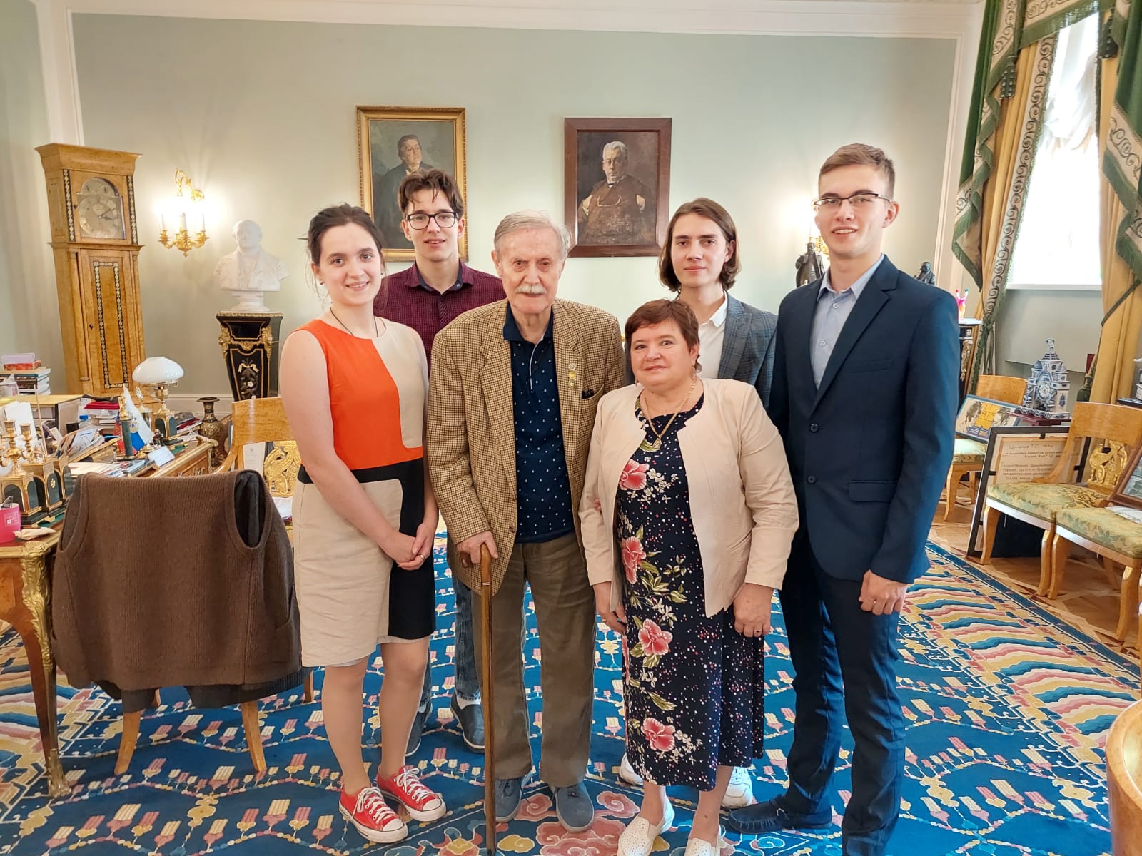 Учащиеся СУНЦ поздравили Юрия Мефодьевича Соломина с 87-летием