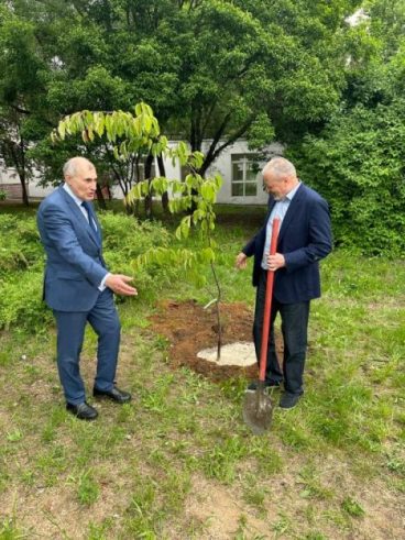 Академик Александр Габибович Габибов посадил дерево в СУНЦ МГУ