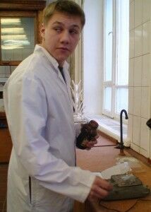Кладиев у весов подозрительно оглядывается